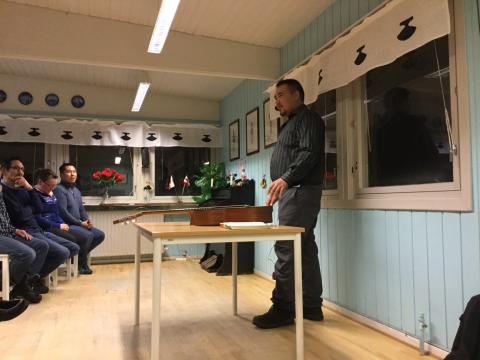 Knud Petersen leder møde i Paamiut
